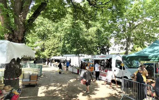 March&eacute;s &agrave; Sauxillanges
